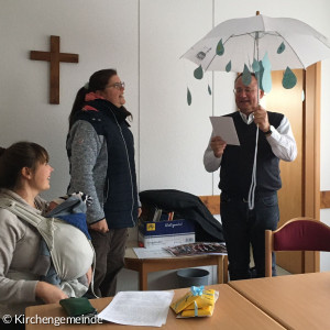 Kinderkirche begrüßt Pfarrer Dr. Liebenberg
